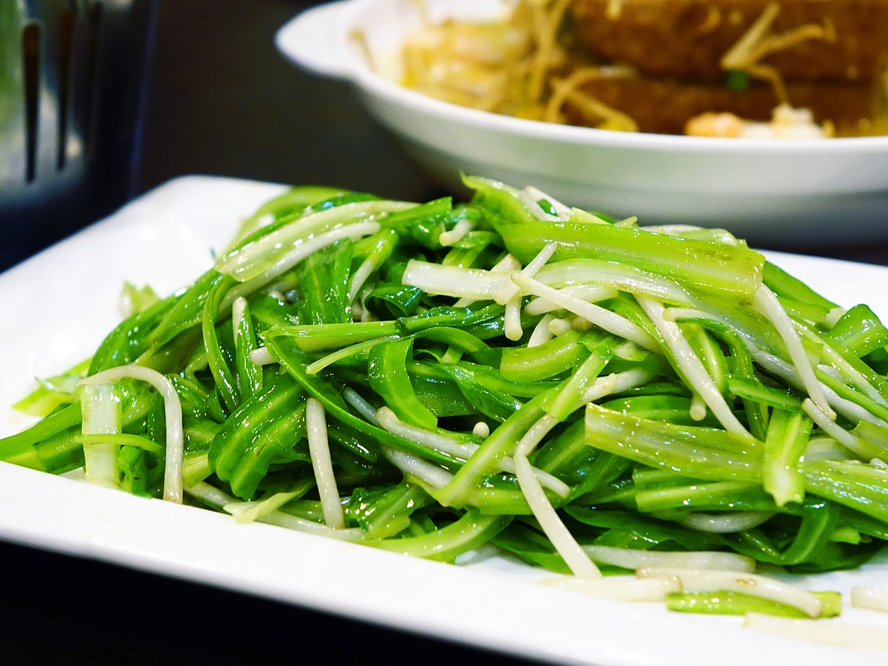 男子质疑饭店鸡爪二次使用，引发食品安全关注专稿