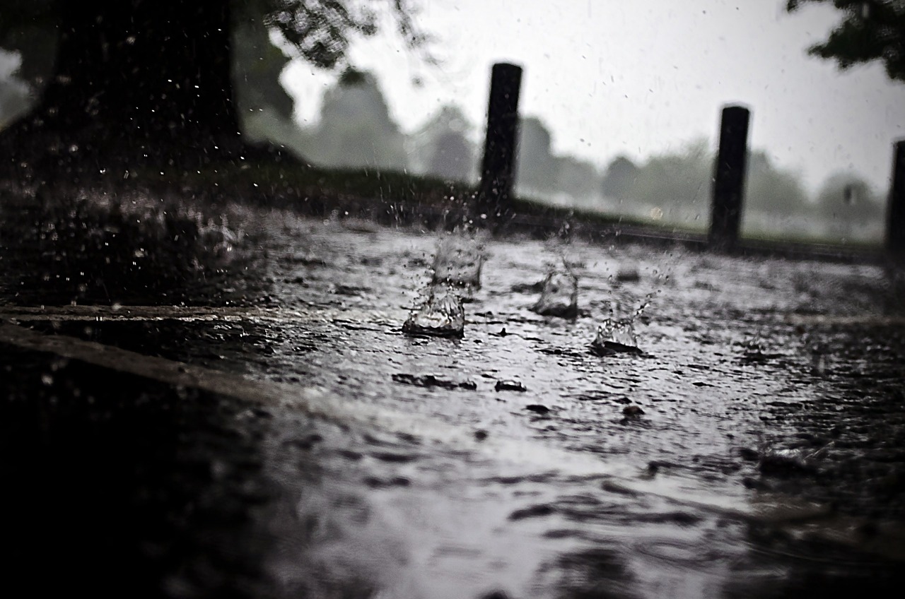 新京报：北京迎入汛以来最强降雨，中央气象台发布今年首个暴雨橙色预警